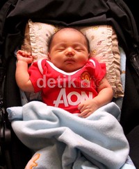 Meski baru berusia 3 minggu, namun Steven sudah merasakan segarnya udara Bali. Gusmun/detikcom.