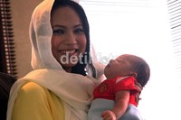 Senyum bahagia Kinaryosih saat menggendong Steven. Gusmun/detikcom.