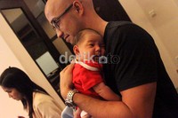 Steven tertidur dipundak sang ayah. Gusmun/detikcom.