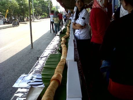 Rekor Muri Lumpia Terpanjang 465 Meter Berhasil Dipecahkan
