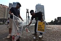 Mereka memunguti sampah-sampah yang ada di sekitar Bundaran HI.