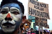 Aksi ini dilakukan dalam rangka memperingati Hari Bumi yang jatuh hari ini.