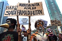Para peserta aksi juga mengecat wajahnya hingga menyerupai satwa liar.