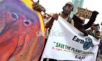 Beberapa di antara mereka juga menggunakan kostum, seperti kostum gorilla.