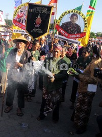 Kirab budaya mengelilingi benteng kraton untuk memperingati satu abad HB IX yang jatuh tanggal 12 April 2012.