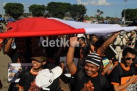 Anggota Ormas Gafatar membawa bendera merah putih sepanjang 70-an meter yang dibawa bersama-sama anggota lainnya.