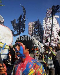 Anggota Komunitas Wayang Milenium dengan membawa wayang raksasan terbuat dari bahan logam turut mengikuti prosesi kirab.