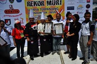 Museum Rekor Indonesia memberikan piagam penghargaan kepada ketua panitian pemecahan rekor lumpia terpanjang.
