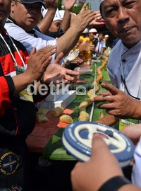 Saat pengukuran, ternyata panjang lumpia belum mencapai 465 meter, lalu peserta menyambung dengan lumpia yang baru matang.
