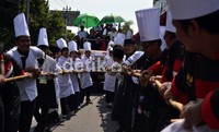Setelah berhasil memecahkan rekor, para juru masak menarik mobil yang mengangkut rombongan dari Museum Rekor Indonesia sejauh 465 meter.