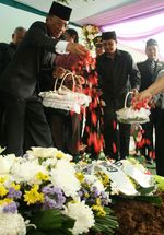 Jenazah Wamen ESDM Dimakamkan