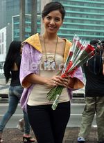 Artis-artis Bagikan Bunga di Hari Kartini