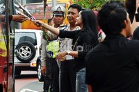 Mereka juga terlihat membagikan kepada pengemudi busway.