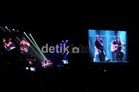 Setelah membawakan 6:00, sang vokalis James LaBrie sempat menyapa dan ngobrol-ngobrol sedikit soal senangnya ia akhirnya menginjakkan kaki di Indonesia, hingga keluhan soal macetnya Jakarta.