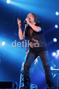 Bridges in the Sky jadi lagu pembuka Dream Theater.