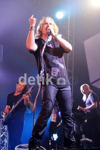 Mata Elang Indoor Stadium yang berkapasitas 10 ribu penonton pun terus bergemuruh mengiringi James LaBrie bernyanyi.