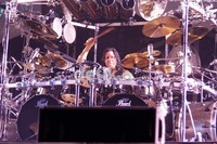 Sang drummer baru Mike Mangini pengganti Mike Portnoy menunjukkan kepiawaian bermain drum dengan tempo sangat cepat.