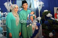 Alhamdulillah selamatan kelahiran Zio. Aqiqah sudah pas 10 hari, cuma selamatannya cari waktu yang pas. Dan kebetulan bisa hari ini, Zio juga sudah mau 3 bulan, ujar Tommy.