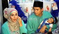 Tapi sayang, acara yang berlangsung cukup meriah itu tidak dihadiri oleh ibu dari Tania, Hanna Hassanah. Meski begitu, baik Tommy maupun Tania mengaku tak kecewa.