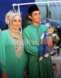 Nuansa biru menyelimuti acara syukuran tersebut.