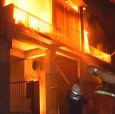 Home Industry Speaker Ludes Terbakar