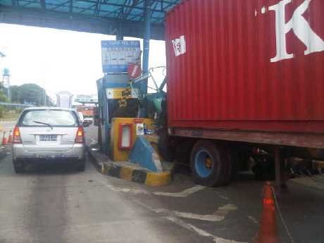 Kontainer yang Menghantam Loket Tol Cibitung Sudah Dievakuasi
