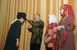 Menteri Singapura Wisuda 697 PLRT Indonesia