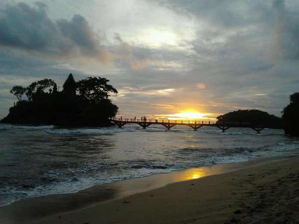 Pantai Balekambang Tanah Lot Ala Malang