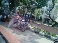 Motor-motor tiba-tiba berbalik arah.