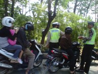 Oh rupanya di depan, aparat kepolisian tengah menggelar razia motor.