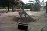 Tangan Cekatan Si Pembuat Batako