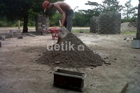 Desa Pasar VIII Namu Terasi, Kecamatan Sei Bingai, Langkat merupakan salah satu sentra pembuatan batako secara tradisional itu, seperti yang terlihat, Minggu (22/4/2012). Batako tersebut dibuat dari campuran pasir batu dan semen dengan komposisi 4:1.