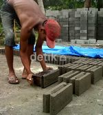 Tangan Cekatan Si Pembuat Batako