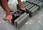 Tangan Cekatan Si Pembuat Batako