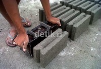 Alat pencetak batako biasanya ditempa sendiri ke tukang las dengan harga bervariasi hingga Rp 250.000 per unit, bergantung ukuran.