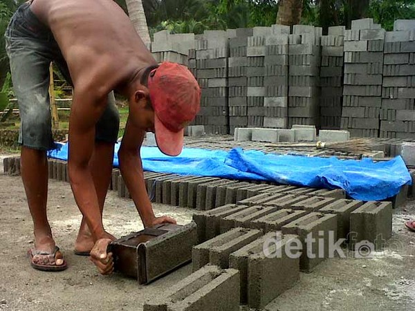 Tangan Cekatan Si Pembuat Batako