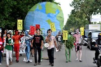 Para mahasiswa pencinta alam ini mengajak pengguna jalan untuk peduli dengan dampak dari pemanasan global dan kerusakan ekosistem akibat ulah manusia.