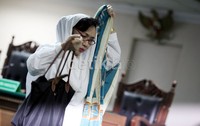 Nunun memperbaiki kerudungnya, usai sidang tuntutan di Pengadilkan Tipikor, Jakarta, Senin (23/4/2012).