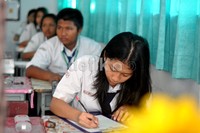 Siswa SMP se-Indonesia hari ini memulai UN dengan mata pelajaran yang diujikan Bahasa Indonesia.