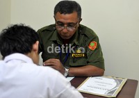 Salah seorang siswa SMP swasta di Makassar, berinisial AA, terpaksa mengikuti UN di kantor Polrestabes Makassar karena terlibat kasus penganiayaan yang menewaskan anggota Pemuda Pancasila yang dilakukan kelompok geng motornya.