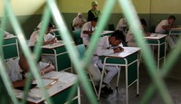Siswa MTs Negeri 15 di Jalan Marunda Baru, Cilincing, Jakarta Utara mengikuti Ujian Nasional hari pertama. (dok Kemenag)