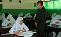 Wakil Menteri Agama Nasaruddin Umar meninjau pelaksanaan Ujian Nasional (UN) di MTs Jamiat Al Kheir, Kebon Kacang, Jakarta Pusat. (dok Kemenag)