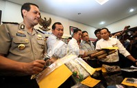 Kepala Bidang Humas Polda Metro Jaya Kombes Rikwanto menunjukan barang bukti yang digunakan tersangka untuk menghabisi nyawa Arifin.
