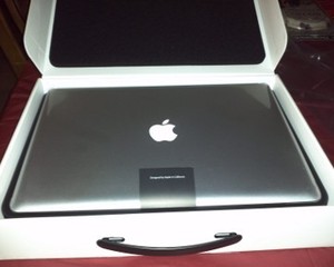 Wow, Ada Parfum Beraroma Laptop Apple yang Baru Dibuka