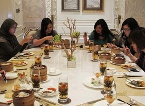Nikmat dan Asyik: Dim sum Lezat, Akrobat Teh dan Kung Fu Cha