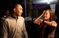Angie terlihat mendampingi sang kekasih saat ia menggelar syukuran rumah barunya.