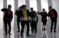 Sule, Andre, Parto, Nunung dan teman-temannya melakoni syuting untuk single mereka Potong Bebek Angsa di Cibubur, Sabtu (21/4/2012). (dok. detikHot).