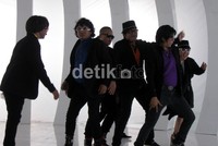 Sule, Andre, Parto, Nunung dan teman-temannya melakoni syuting untuk single mereka Potong Bebek Angsa di Cibubur, Sabtu (21/4/2012). (dok. detikHot).