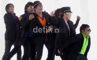 Sule, Andre, Parto, Nunung dan teman-temannya melakoni syuting untuk single mereka Potong Bebek Angsa di Cibubur, Sabtu (21/4/2012). (dok. detikHot).