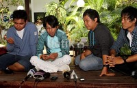 Wali berbincang-bincang dengan wartawan tentang turnya di Malaysia saat berada di Studio RCTI, Kebon Jeruk, Jakarta Barat, Senin (23/4/2012). Gusmun/detikcom.